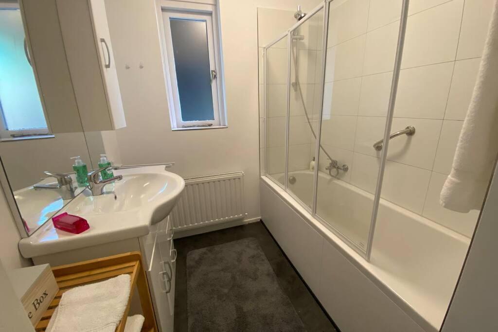 Traumhaftes Geraeumiges Ferienhaus In Meernaehe Bruinisse Exterior foto